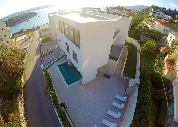 Seaside Luxury With A Swimming Pool - 24341 *