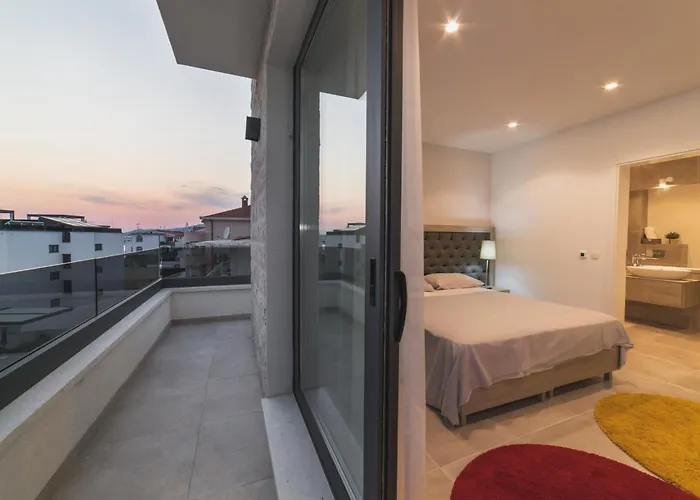 Seaside Luxury With A Swimming Pool - 24341 *