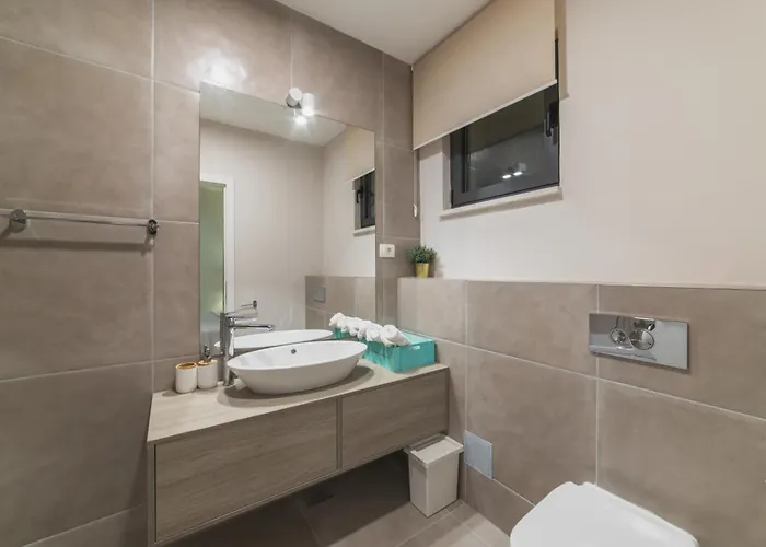 Seaside Luxury With A Swimming Pool - 24341