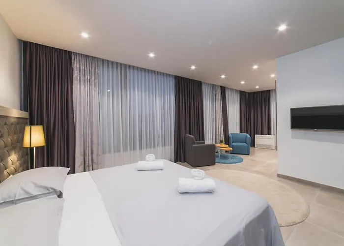 Seaside Luxury With A Swimming Pool - 24341 *