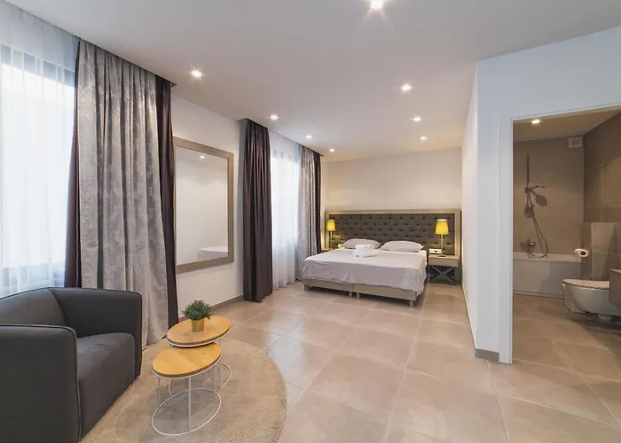 Seaside Luxury With A Swimming Pool - 24341