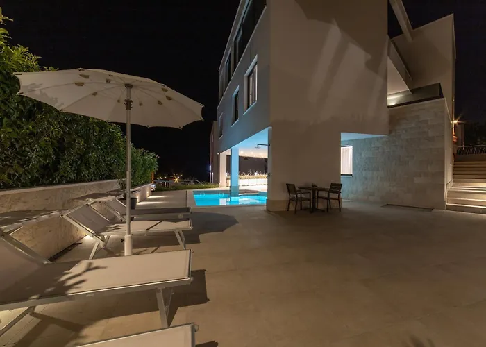 Villa Seaside Luxury With A Swimming Pool - 24341 Trogir