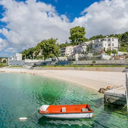 Seaside Luxury With A Swimming Pool - 24341