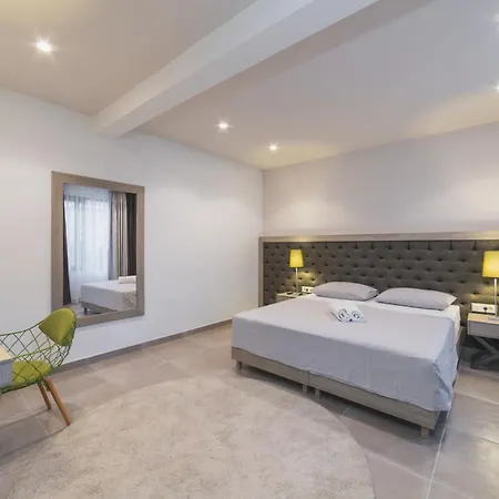 Seaside Luxury With A Swimming Pool - 24341