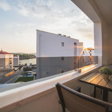 Seaside Luxury With A Swimming Pool - 24341 *