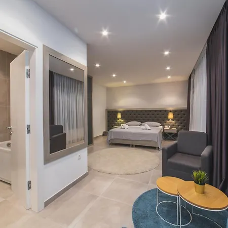 Villa Seaside Luxury With A Swimming Pool - 24341