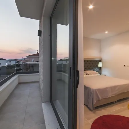 Seaside Luxury With A Swimming Pool - 24341 *