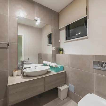 Seaside Luxury With A Swimming Pool - 24341