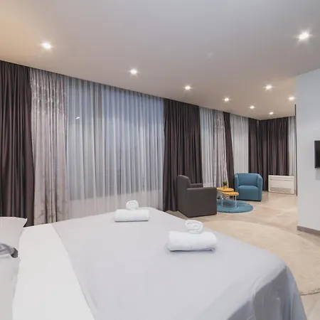 Seaside Luxury With A Swimming Pool - 24341 *