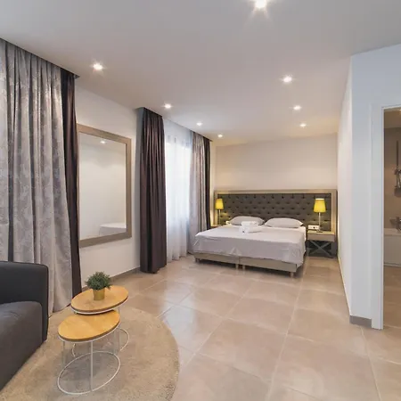 Seaside Luxury With A Swimming Pool - 24341