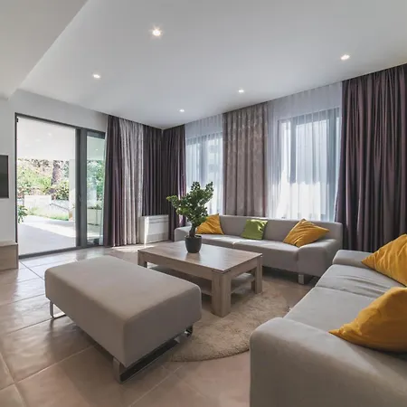 Seaside Luxury With A Swimming Pool - 24341 טרוגיר