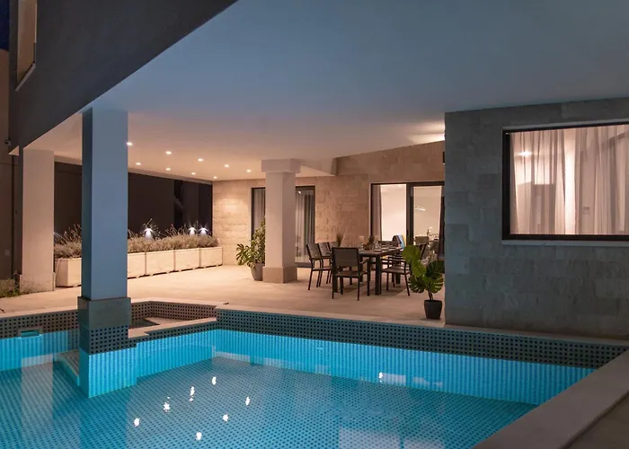 Вілла Seaside Luxury With A Swimming Pool - 24341 Трогір
