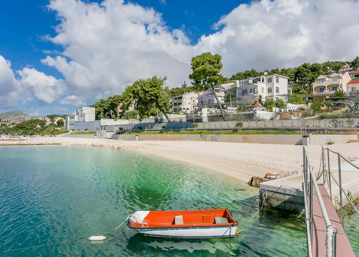 Seaside Luxury With A Swimming Pool - 24341