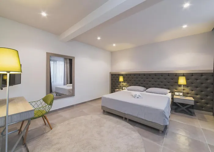 Seaside Luxury With A Swimming Pool - 24341