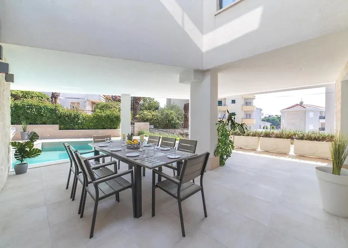 Seaside Luxury With A Swimming Pool - 24341 * تروغير