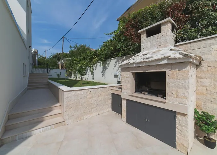 فيلة Seaside Luxury With A Swimming Pool - 24341 *