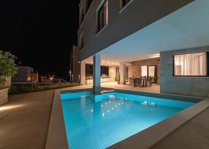 Вілла Seaside Luxury With A Swimming Pool - 24341 Трогір